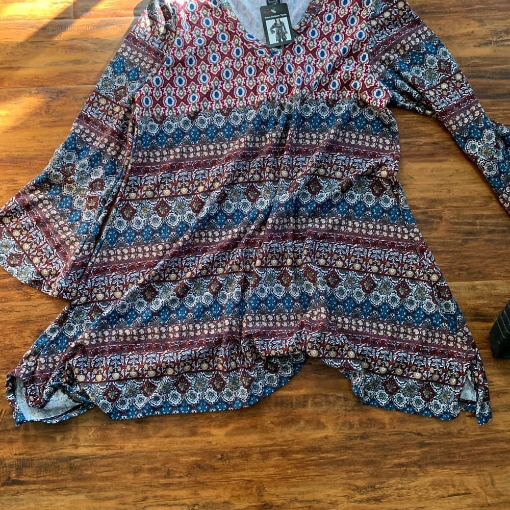 2/$25.   Winwin tunic top with flare sleeves.  Perfect with leggings and boots - Picture 3 of 7